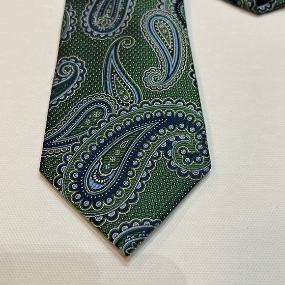 Alfred Sung Men's 100% Silk Green Paisley Tie - Picture 2 of 7
